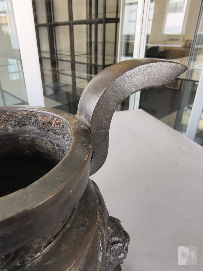 Two bronze incense burners, one on three legs, the second in the shape of a 'fang ding' - 图5